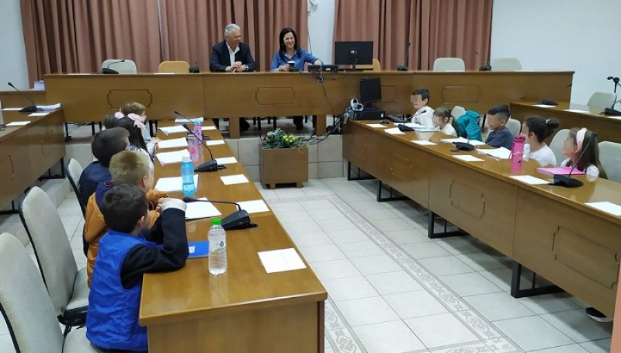 Μαθητές «δημοσιογράφοι» του 2ου Δημοτικού Σχολείου Σοφάδων πήραν συνέντευξη από το Δήμαρχο, Θάνο Σκάρλο