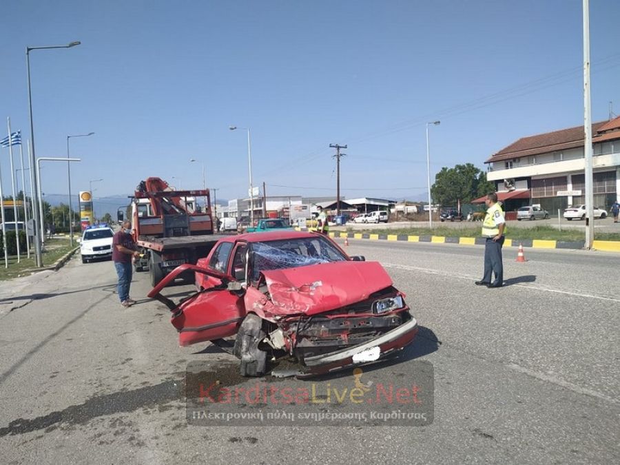 Σφοδρή σύγκρουση οχημάτων στον πολύπαθο δρόμο Καρδίτσα - Δέλτα (+Φώτο +Βίντεο)