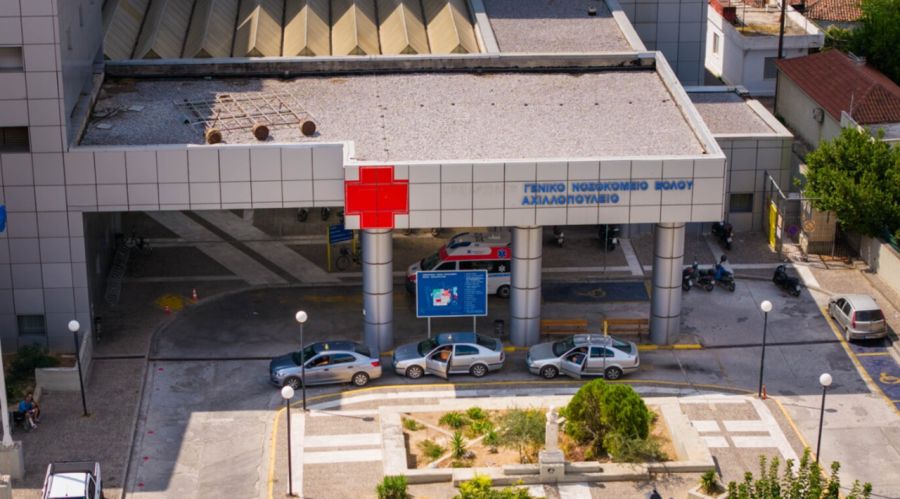 Άνδρας απειλούσε να πέσει στο κενό από τον 3ο όροφο του Νοσοκομείου του Βόλου