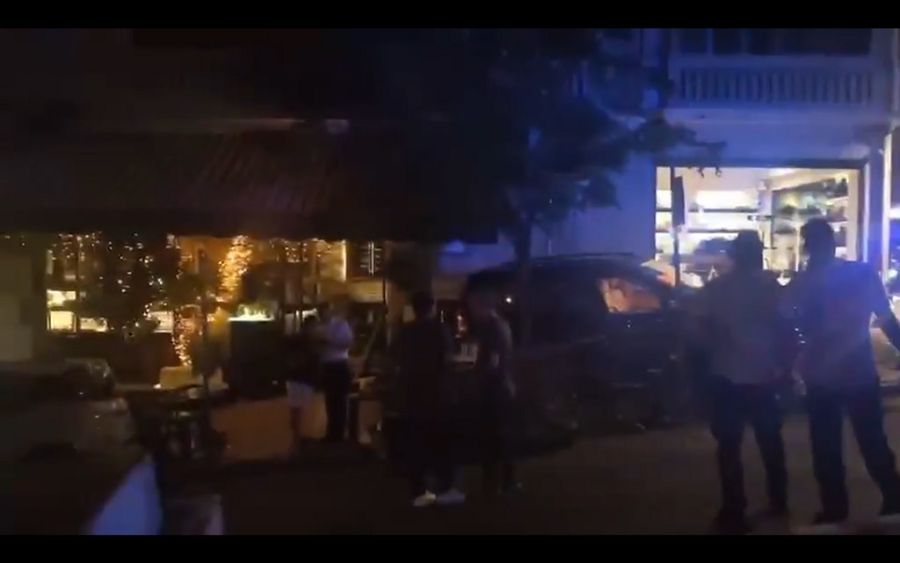 Κολωνάκι: 12 τραυματίες μετά από παράσυρση από τζιπ - Λύθηκε το χειρόφρενο και έπεσε σε κατάστημα (+Βίντεο)