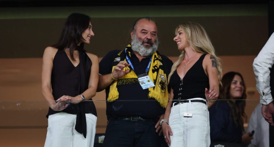 Καλεσμένες της ΠΑΕ ΑΕΚ στη σουίτα του Μάριου Ηλιόπουλου η Αντιγόνη Ντρισμπιώτη και η Ευαγγελία Πλατανιώτη
