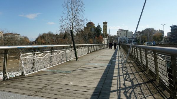 Λάρισα: Έπεσε από την πεζογέφυρα του Αλκαζάρ στον Πηνειό – Σε κρίσιμη κατάσταση στο ΓΝΛ