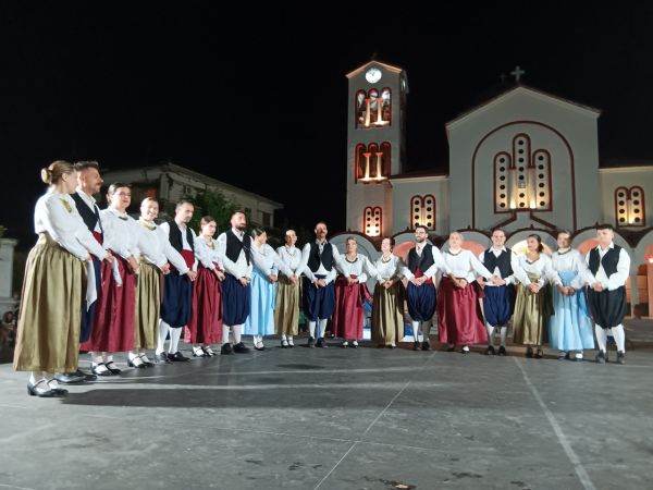 Ένα πολύχρωμο γαϊτανάκι με χορούς από τη Σερβία, τη Γεωργία και την ομογένεια της Αυστραλίας ξεδιπλώθηκε στους Σοφάδες