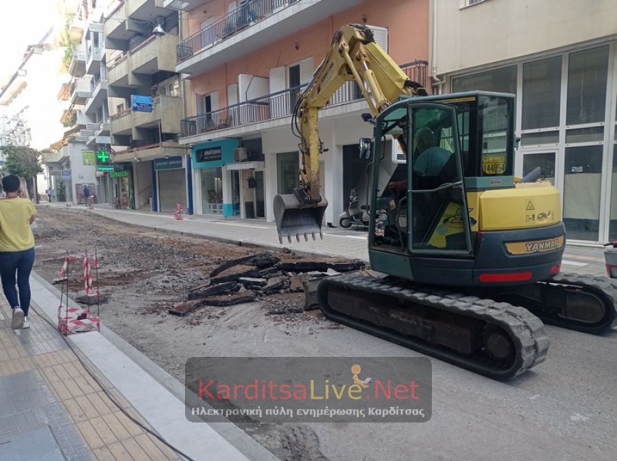 Αποξηλώνεται η παλιά ασφαλτόστρωση στην οδό Χαρίτου (+Φώτο +Βίντεο)