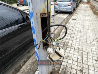 Προσοχή: Γυμνά καλώδια σε κολόνα ηλεκτροφωτισμού στη Λεωφ. Δημοκρατίας, έξω από το Δημαρχείο Καρδίτσας (+Φωτο)