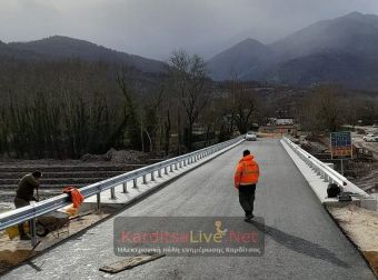 Καθυστερεί η παράδοση της πεζογέφυρας Μουζακίου και της γέφυρας Μπαλάνου