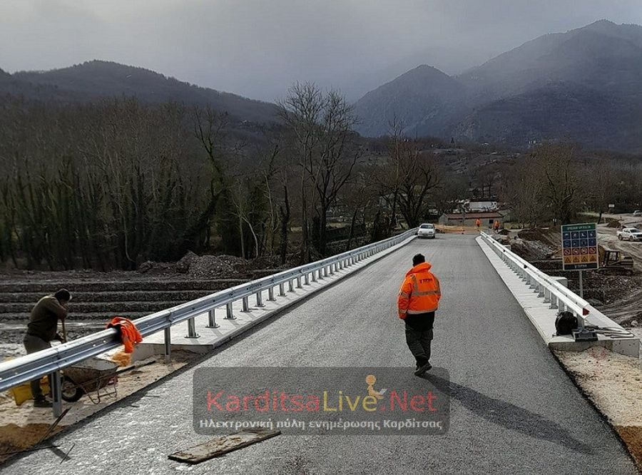 Καθυστερεί η παράδοση της πεζογέφυρας Μουζακίου και της γέφυρας Μπαλάνου