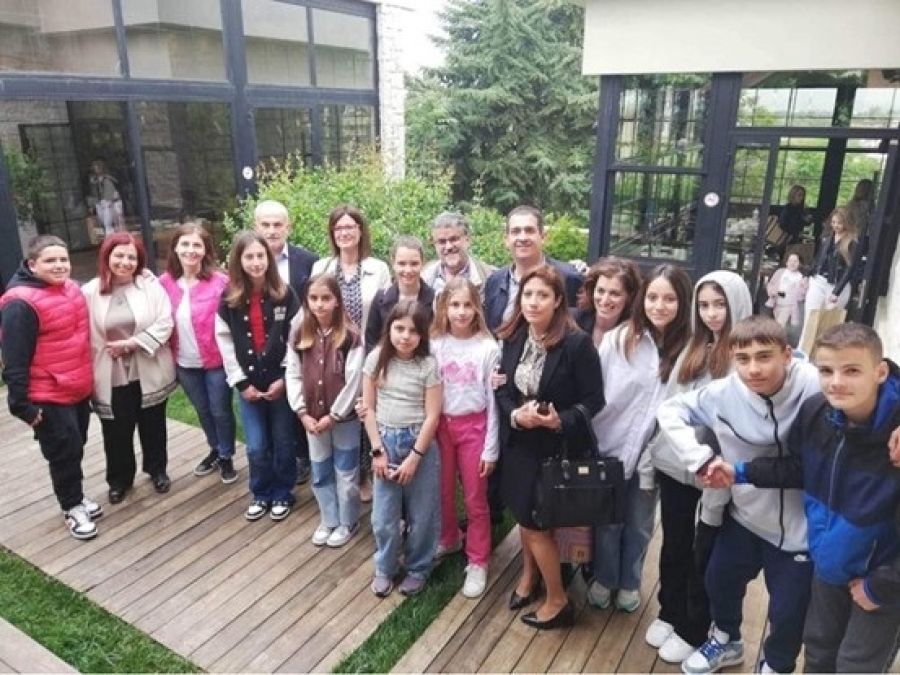 Σε εκδήλωση βράβευσης σχολείων μαθητές και εκπαιδευτικοί της Δ.Π.Ε Καρδίτσας