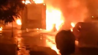 Πατήσια: Στις φλόγες ένα απορριμματοφόρο και 11 αυτοκίνητα (+Βίντεο)