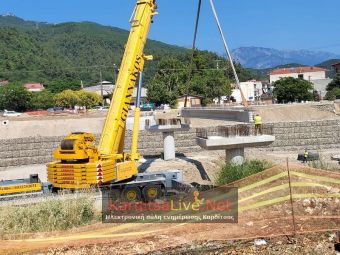 Προχωρούν οι εργασίες για την τοποθέτηση πεζογέφυρας στο Μουζάκι (+Φώτο)