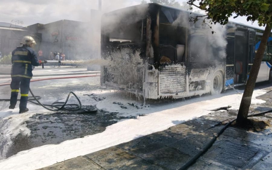 Βόλος: Στις φλόγες τυλίχθηκε αστικό λεωφορείο - Σώοι όλοι οι επιβαίνοντες (+Φωτο)