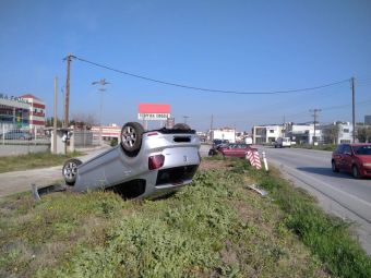 Σύγκρουση αυτοκινήτων στη Λάρισα με τραυματισμό - Τούμπαρε το ένα όχημα