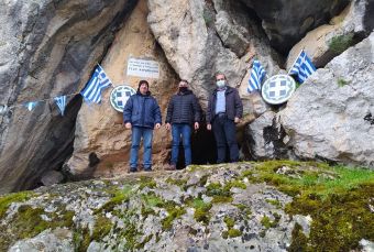 Δήμος Μουζακίου: Φωταγώγησε τη σπήλια του Καραϊσκάκη, τιμώντας τα 200 χρόνια από την ελληνική επανάσταση