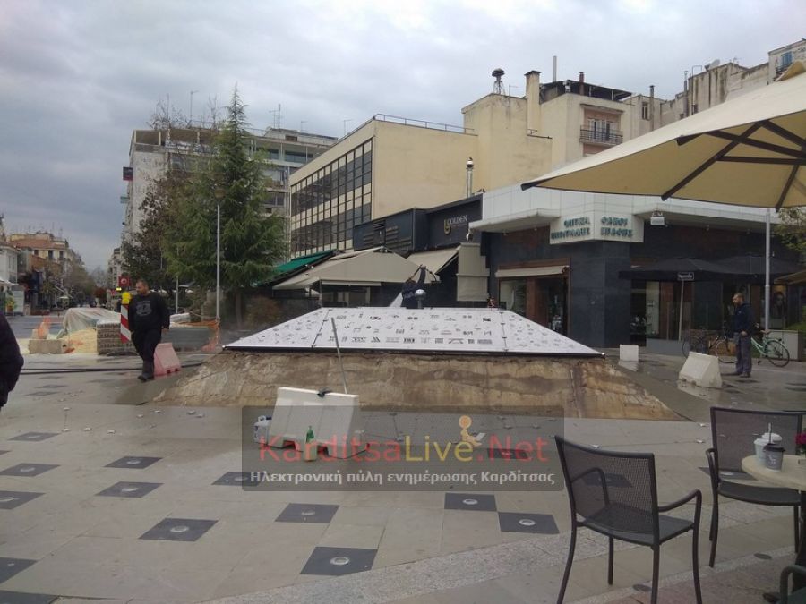 Καθαρισμός του σιντριβανιού της κεντρικής πλατείας της Καρδίτσας (+Βίντεο)
