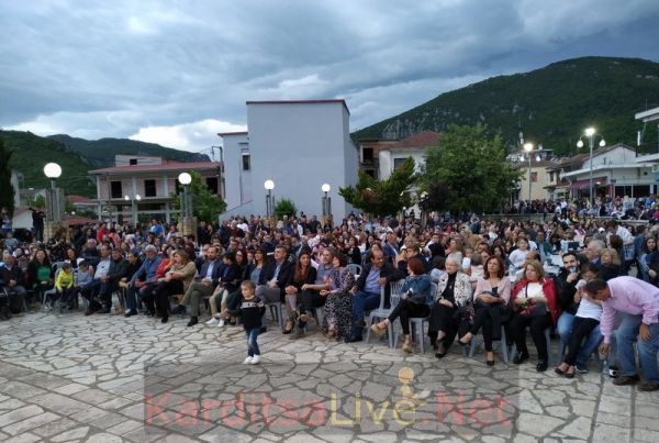 Ο Δήμος Μουζακίου βράβευσε την Έλενα Παπαρίζου για την προσφορά της - Ανταπέδωσε με χορό και τραγούδι (+Φώτο +Βίντεο)