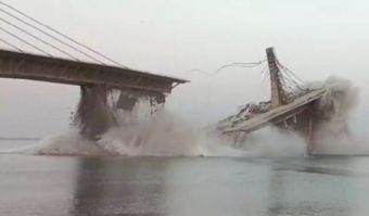 Ινδία: Γέφυρα υπό κατασκευή, καταρρέει για δεύτερη φορά μέσα σε ένα χρόνο (+Βίντεο)