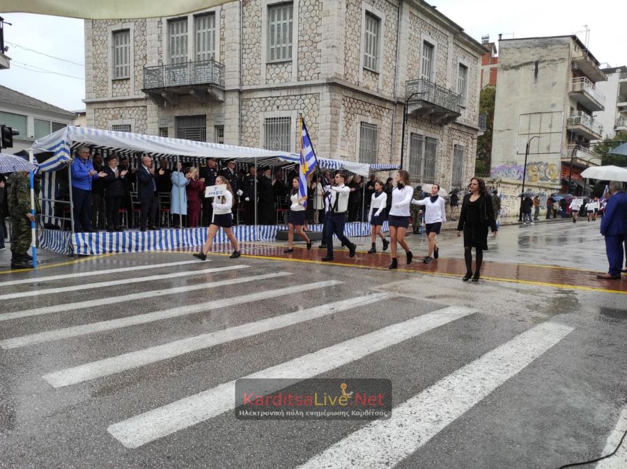 Υπό βροχή και με αγήματα της σημαίας γυμνασίων, λυκείων και το στρατό η παρέλαση της 28ης Οκτωβρίου στην Καρδίτσα (+Φωτο +Βίντεο)