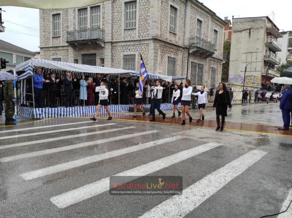 Υπό βροχή και με αγήματα της σημαίας γυμνασίων, λυκείων και το στρατό η παρέλαση της 28ης Οκτωβρίου στην Καρδίτσα (+Φωτο +Βίντεο)