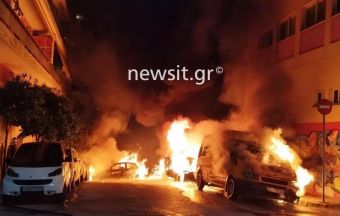 Ζωγράφου: Άγνωστοι πυρπόλησαν σχολικά λεωφορεία, αυτοκίνητα και μοτοσικλέτες