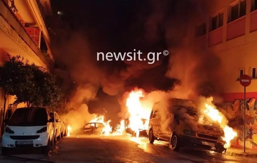 Ζωγράφου: Άγνωστοι πυρπόλησαν σχολικά λεωφορεία, αυτοκίνητα και μοτοσικλέτες