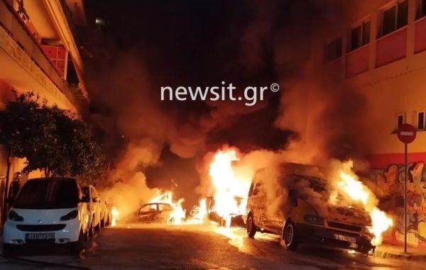 Ζωγράφου: Άγνωστοι πυρπόλησαν σχολικά λεωφορεία, αυτοκίνητα και μοτοσικλέτες