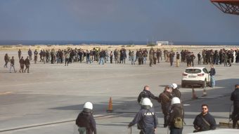 Ηράκλειο: Στην πίστα του αεροδρομίου έφτασαν οι αγρότες (+ Βίντεο)