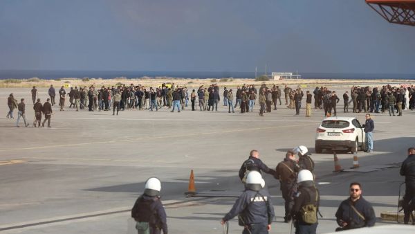Ηράκλειο: Στην πίστα του αεροδρομίου έφτασαν οι αγρότες (+ Βίντεο)