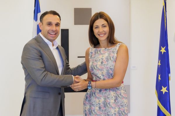 Η ΘΕΟΝΗ προσφέρει καθαρό νερό και χαμόγελα στα σχολεία 9 νησιών