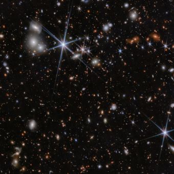 Την πιο μακρινή συγχώνευση μαύρων τρυπών ανίχνευσε το διαστημικό τηλεσκόπιο James Webb