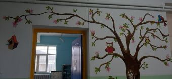Ένα βιβλιόδεντρο ανθίζει στο Δημοτικό Σχολείο Αρτεσιανού