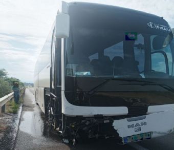 Λαμία: Λεωφορείο του ΚΤΕΛ Τρικάλων έπεσε στις μπάρες από ρήξη ελαστικού