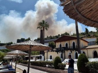 Μεγάλη πυρκαγιά στην Αχαΐα: Εκκενώθηκαν οικισμοί, καίγονται σπίτια, έκλεισε η παλιά Εθνική (+Βίντεο)