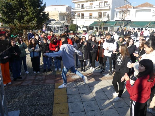Σοφάδες: Όμορφη Χριστουγεννιάτικη γιορτή στην κεντρική πλατεία με πρωταγωνιστές του μαθητές