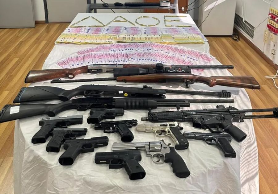 26 συλλήψεις για εγκληματική οργάνωση - Παρασκεύαζαν και πουλούσαν καπνικά προϊόντα - Βρέθηκε μεγάλος αριθμός όπλων