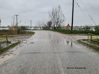 Η συνεχόμενη βροχόπτωση έφερε διακοπή της κυκλοφορίας οχημάτων στο δρόμο Μαγούλα - Μεγάλα Καλύβια