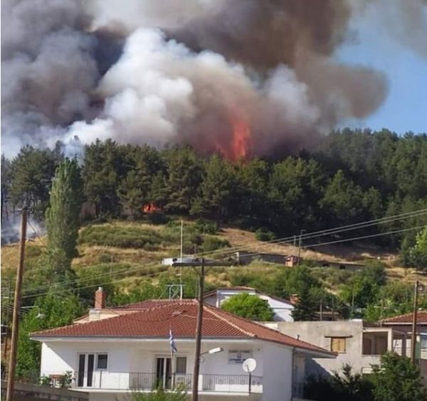 Σε ύφεση η πυρκαγιά στη Δεσκάτη Γρεβενών