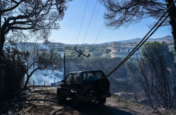 Σε ύφεση η πυρκαγιά στο Κορωπί - πλήρης αποκατάσταση της κυκλοφορίας