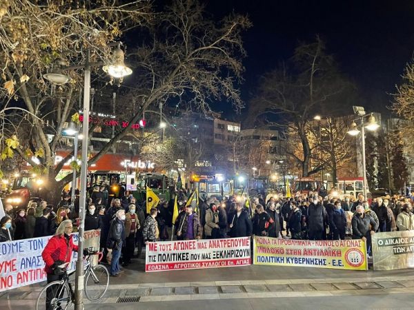 Στο κέντρο της Λάρισας κατέφθασαν τα τρακτέρ από το "μπλόκο" της Νίκαιας (+Φώτο +Βίντεο)