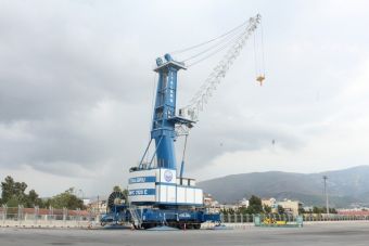 Νέο αυτοκινούμενο γερανό και μηχάνημα διακίνησης εμπορευματοκιβωτίων απέκτησε το Λιμάνι του Βόλου