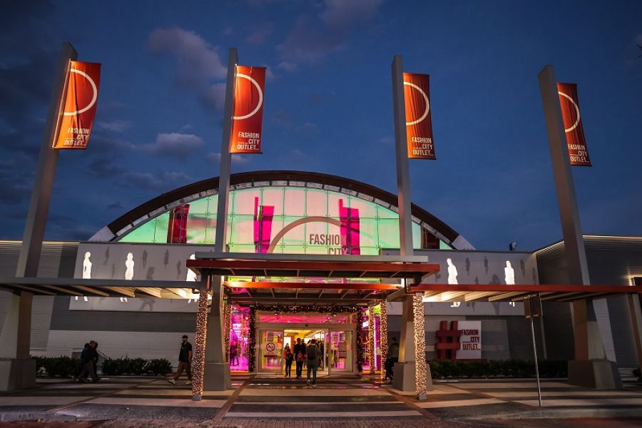 Fashion City Outlet: «Λαμπερή» διάθεση με λιγότερα χριστουγεννιάτικα φώτα για εξοικονόμηση ενέργειας