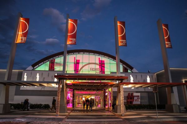 Fashion City Outlet: «Λαμπερή» διάθεση με λιγότερα χριστουγεννιάτικα φώτα για εξοικονόμηση ενέργειας