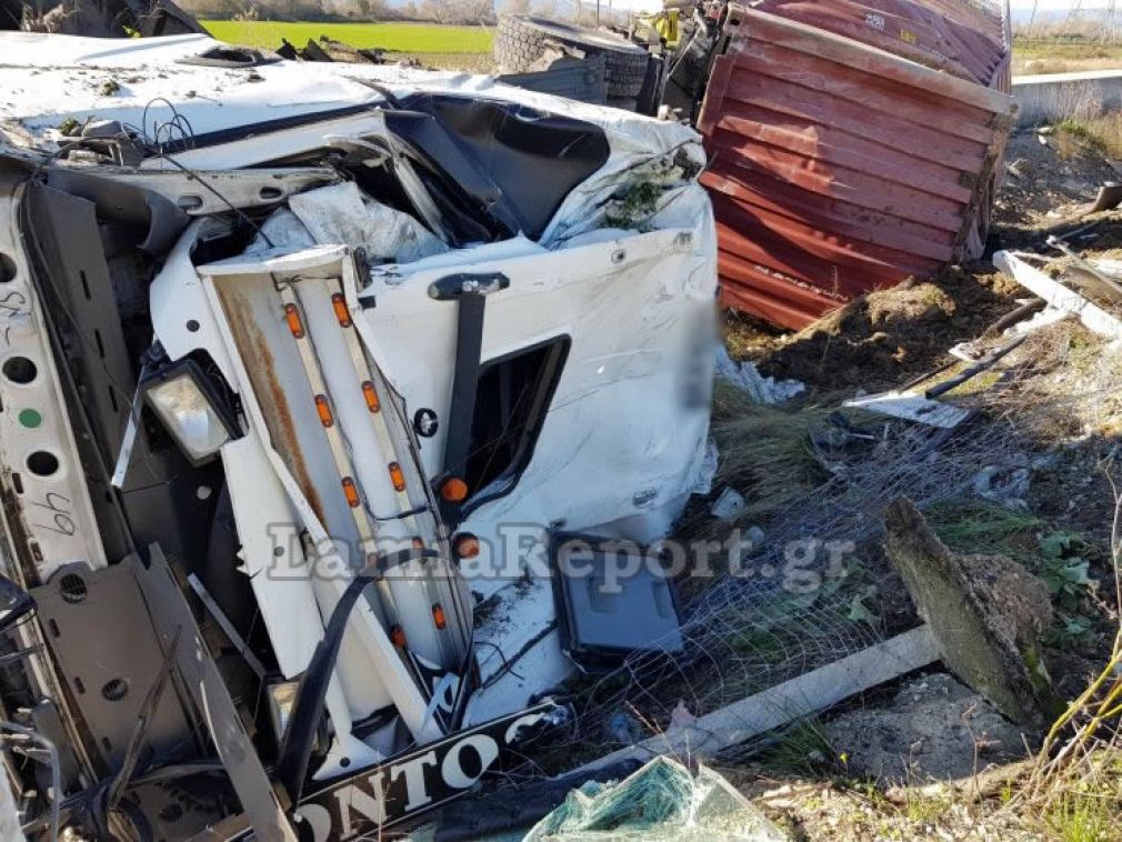 Λαμία: Διαλύθηκε η νταλίκα μετά από τροχαίο - Από θαύμα σώθηκε ο οδηγός (+Φώτο)