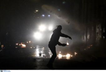 Επιθέσεις με μολότοφ στο κέντρο της Αθήνας-Κάηκε αυτοκίνητο