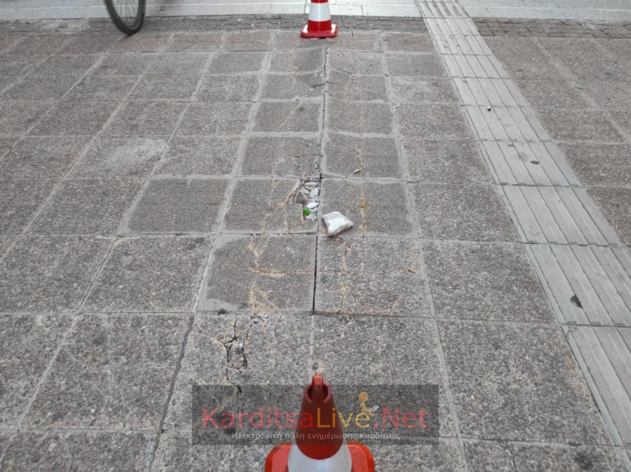 Σχεδόν ένα μήνα, αναμένει επισκευή, προβληματικό σημείο στον κεντρικό πεζόδρομο Καρδίτσας (+Φωτο)