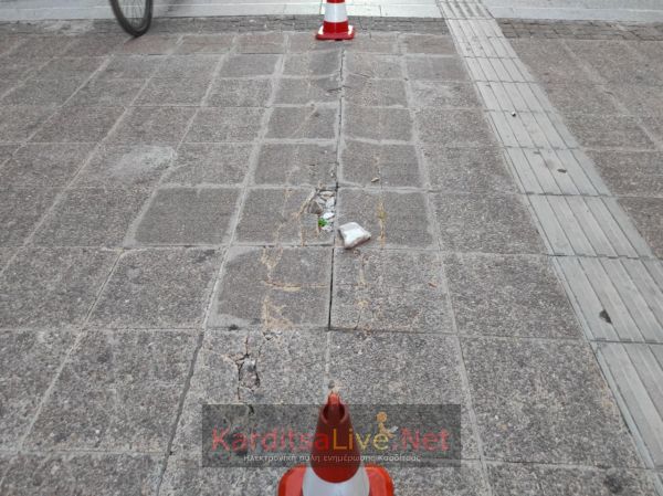 Σχεδόν ένα μήνα, αναμένει επισκευή, προβληματικό σημείο στον κεντρικό πεζόδρομο Καρδίτσας (+Φωτο)