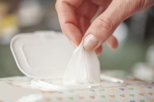 6 πράγματα που δεν πρέπει να καθαρίζετε με τα μωρομάντηλα