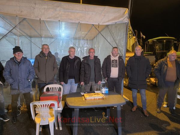 Μπλόκο Ε-65: Εορταστικό κλίμα εν …αναμονή της συνάντησης με τον Πρωθυπουργό – έκοψαν την πρωτοχρονιάτικη πίτα (+Φωτο +Βίντεο)
