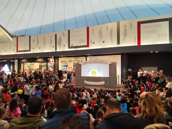 Γέλια, φαντασία και παράδοση στο Fashion City Outlet – Ο Καραγκιόζης συνεχίζει να μαγεύει μικρούς και μεγάλους!