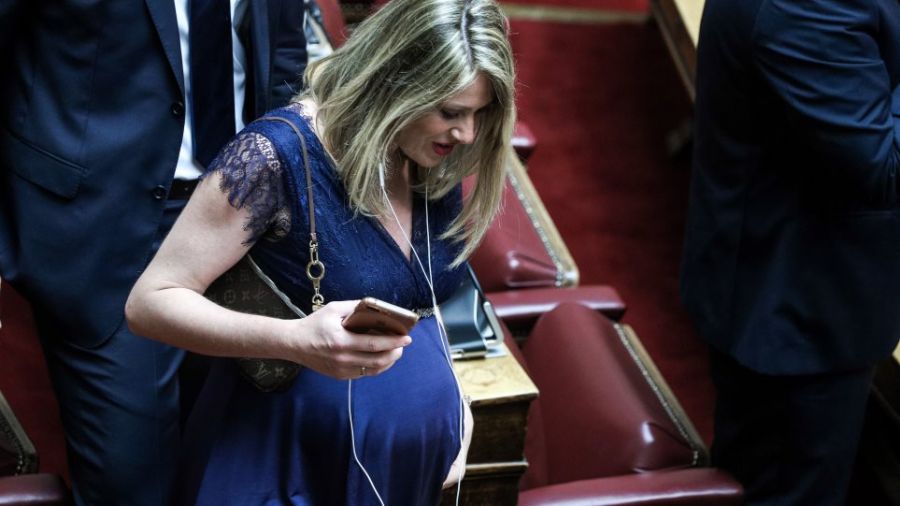 Με καταγωγή από την Καρδίτσα η εγκυμονούσα βουλευτής που τράβηξε πάνω της όλα τα βλέμματα στην ορκωμοσία (+Φώτο)