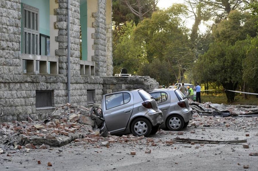 Τραυματίες και σοβαρές υλικές ζημιές από τα «χτυπήματα» του Εγκέλαδου στην Αλβανία